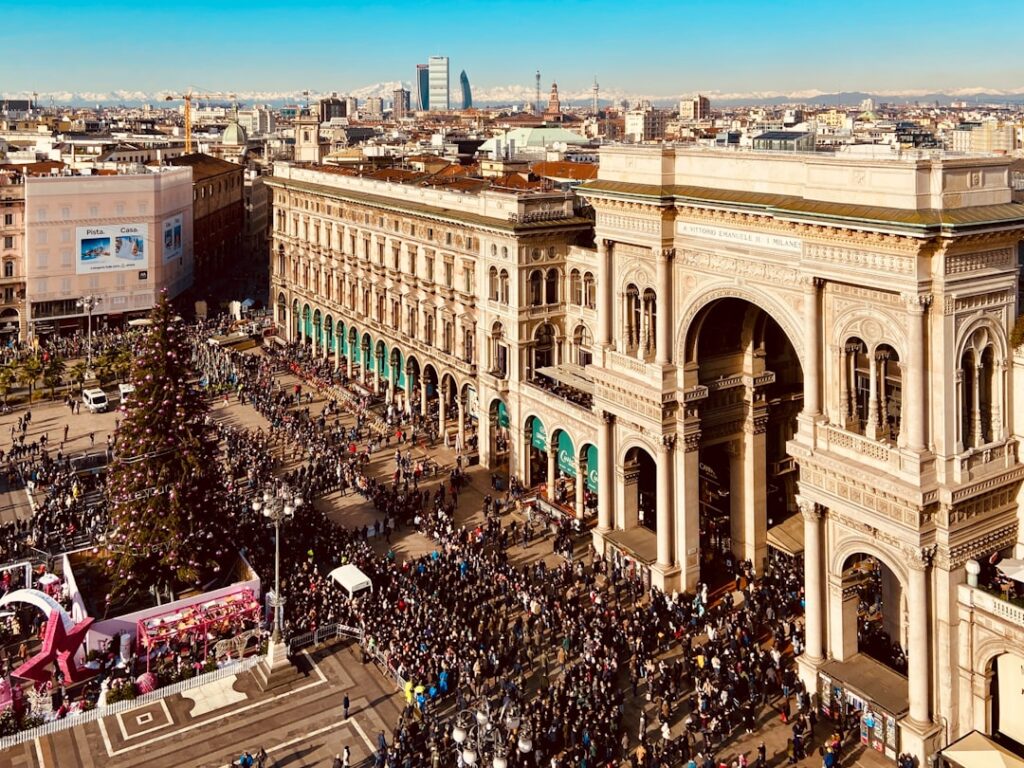 Duomo di Milano midday square crowd