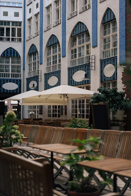 Terrasse en bois avec parasols dans une cour intérieure calme à Milan
