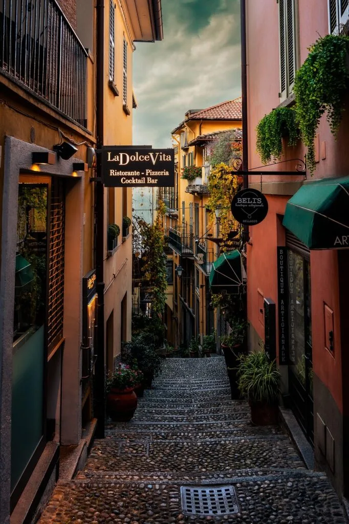 Ruelle pavée étroite avec enseigne 'La Dolce Vita' à Milan