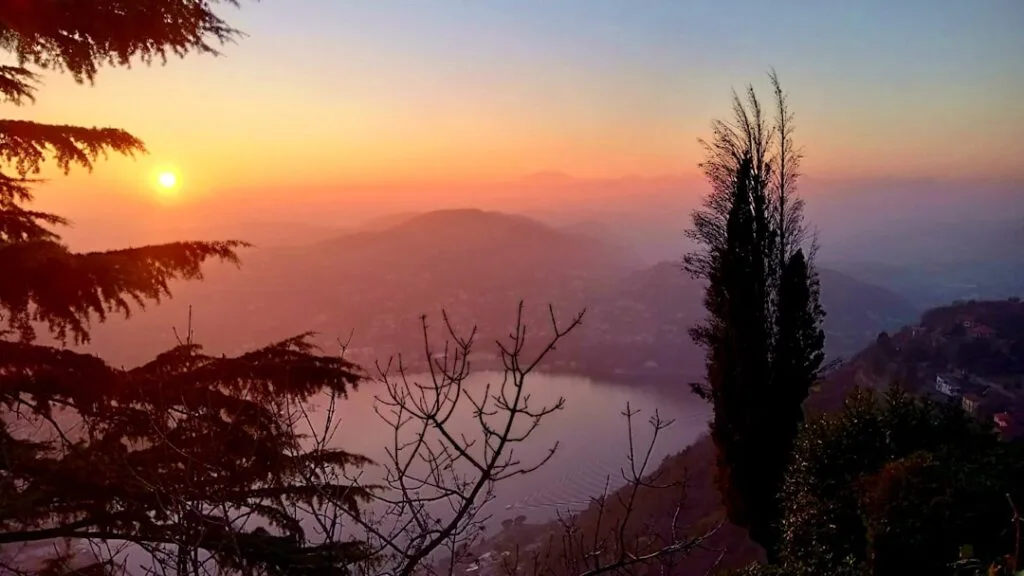 Coucher de soleil sur le lac de Côme vu depuis les collines