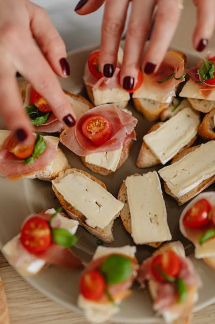 Assiette de crostini au fromage, jambon et tomates, mains qui prennent, à Milan