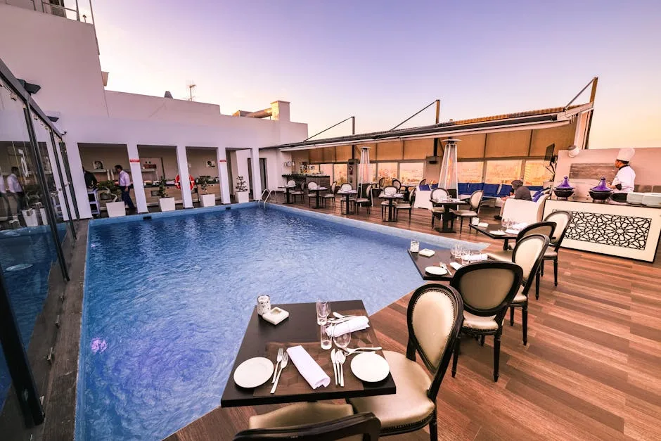 Rooftop avec piscine et tables dressées pour l'aperitivo familial