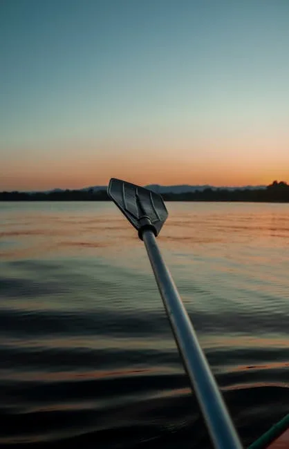 Rame de kayak au coucher de soleil sur un lac près de Milan