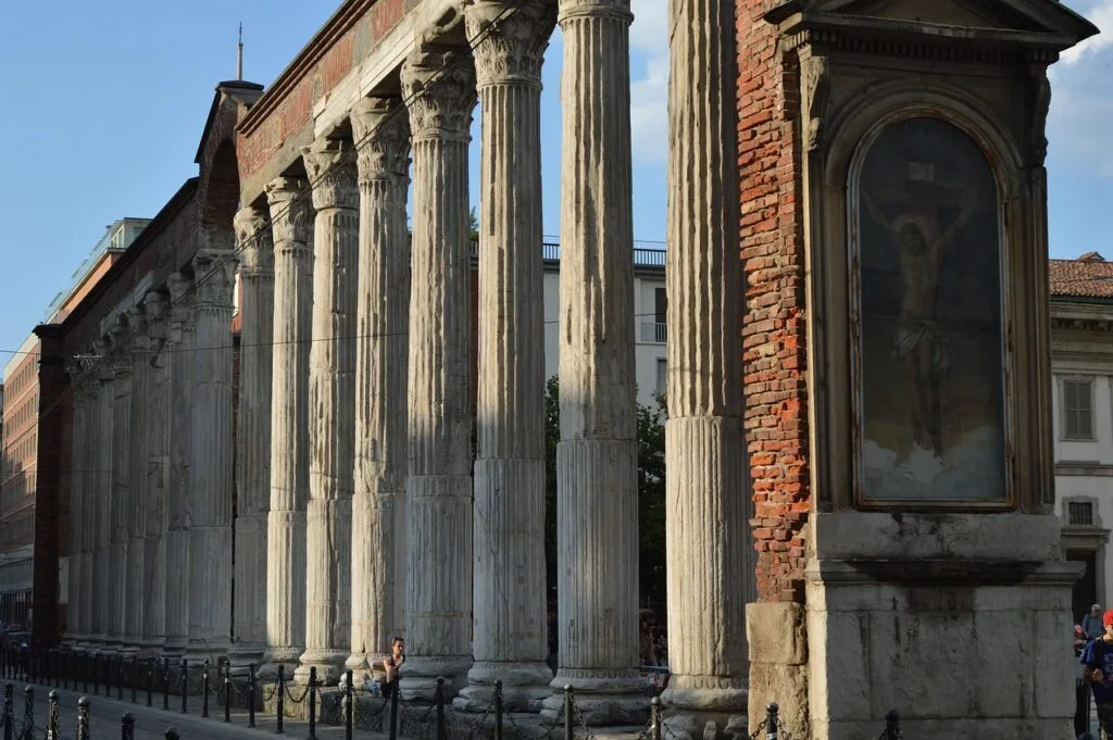 Colonnade antique des Colonnes di San Lorenzo près du centre de Milan