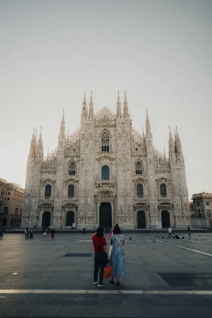 Deux personnes regardant la façade du Duomo de Milan au crépuscule