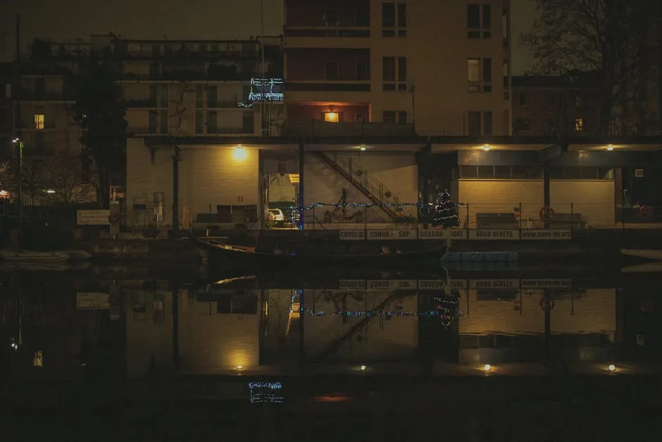 Marché nocturne le long du canal des Navigli illuminé de guirlandes