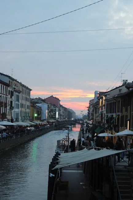 Canal des Navigli à Milan bordé de cafés au crépuscule