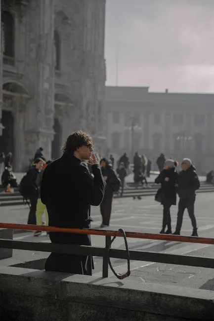 Homme en manteau fumant devant le Duomo de Milan, foule floue