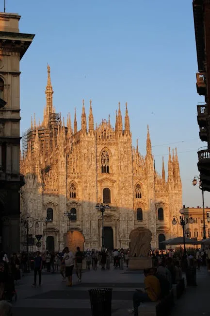 Façade du Duomo de Milan baignée par le soleil couchant