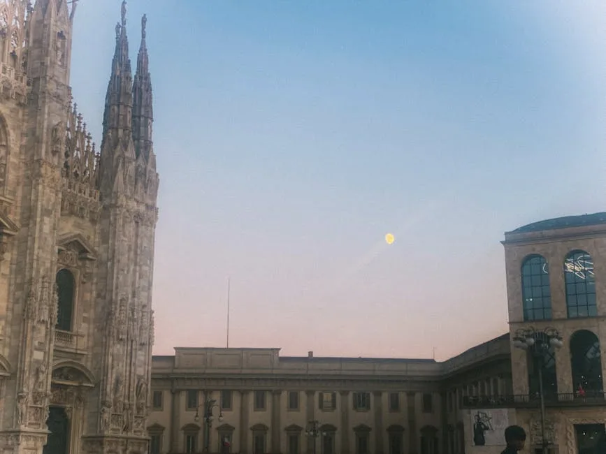 Façade gothique du Duomo de Milan sous un ciel doux au crépuscule