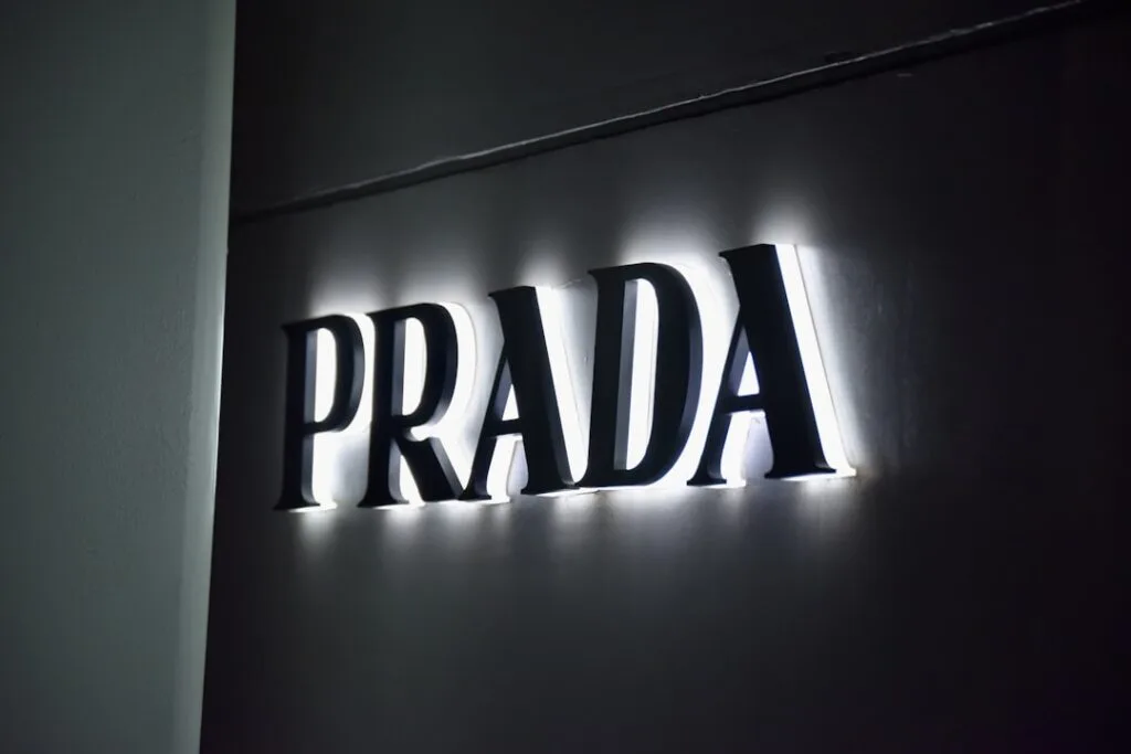 Enseigne lumineuse PRADA rappelant le shopping de luxe à Milan