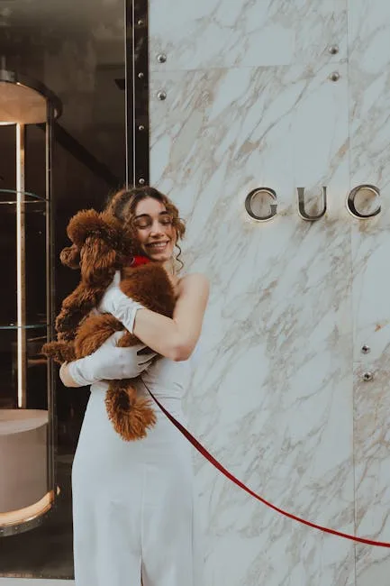 Femme souriante étreint un caniche devant une vitrine Gucci à Milan