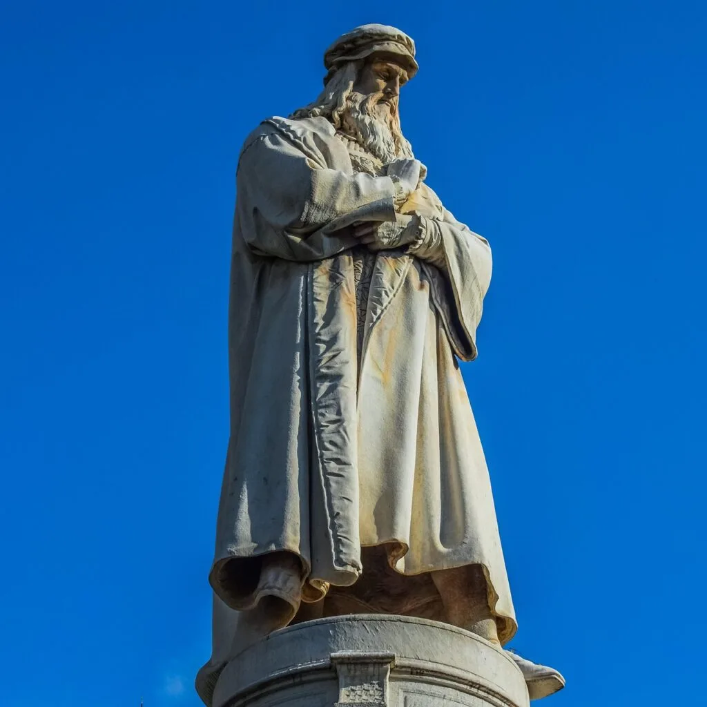 Statue en marbre d'un homme contemplatif sur socle, Piazza Scala à Milan
