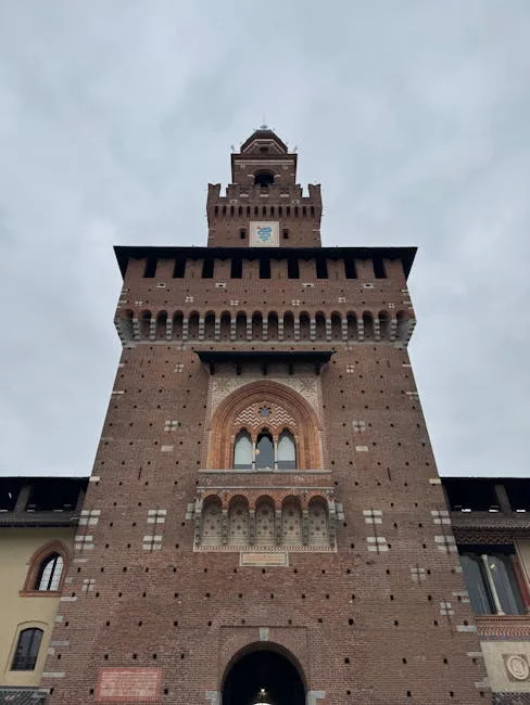 Tour centrale en briques du Castello Sforzesco dominant Milan