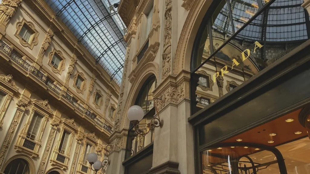 Façade Prada sous la verrière ornée de la Galleria Vittorio Emanuele II, Milan