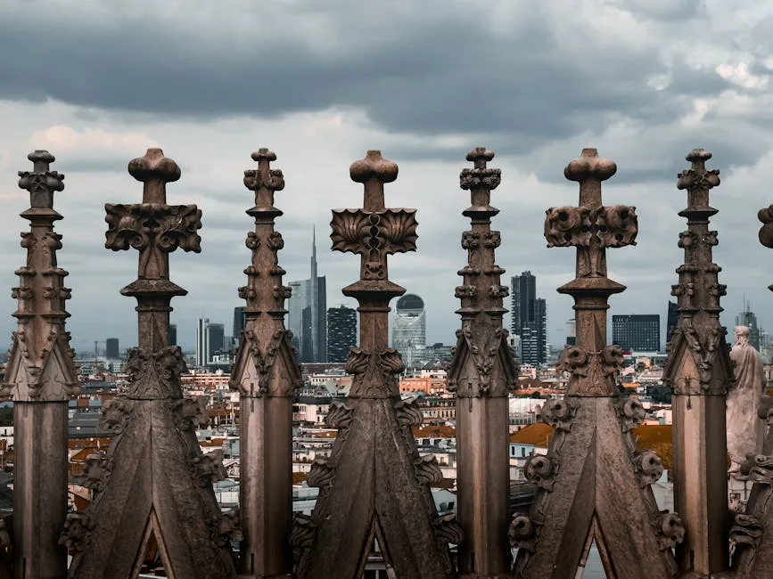 Pinacles en pierre du Duomo encadrant la skyline moderne de Milan