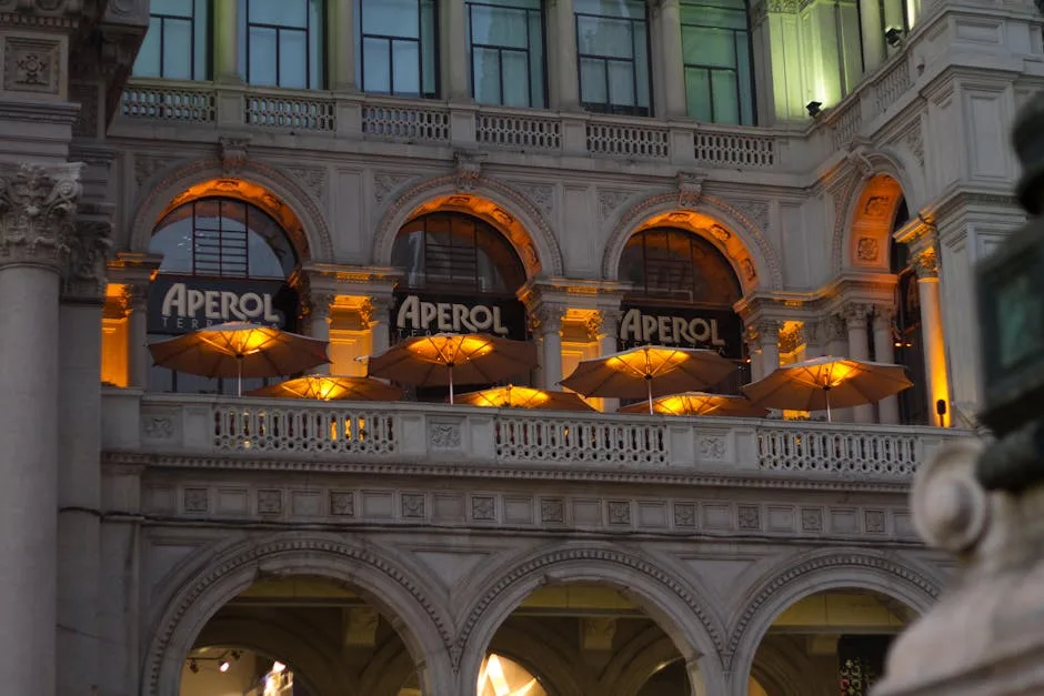 Terrasse Aperol illuminée dans la Galleria Vittorio Emanuele II à Milan