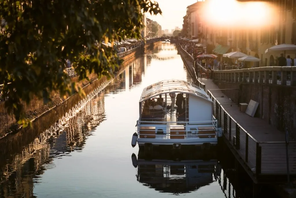 Bateau couvert amarré sur un canal des Navigli à Milan.
