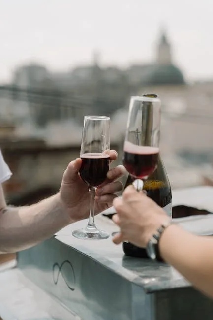 Couple portant un toast avec verres de vin sur terrasse à Milan