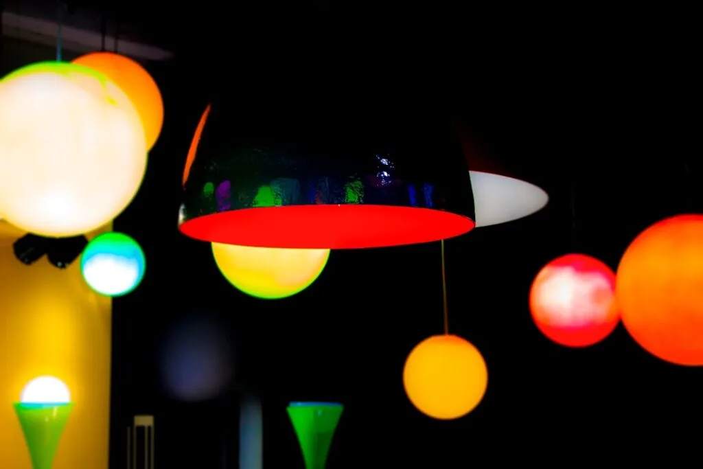 Suspensions colorées design exposées dans un concept store à Milan