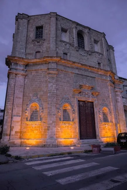 Église illuminée au crépuscule dans une rue milanaise