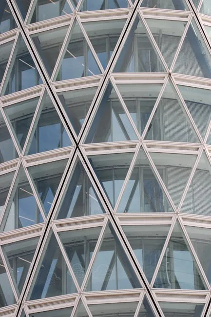 Détail de façade en verre à motif triangulaire d'une tour milanaise