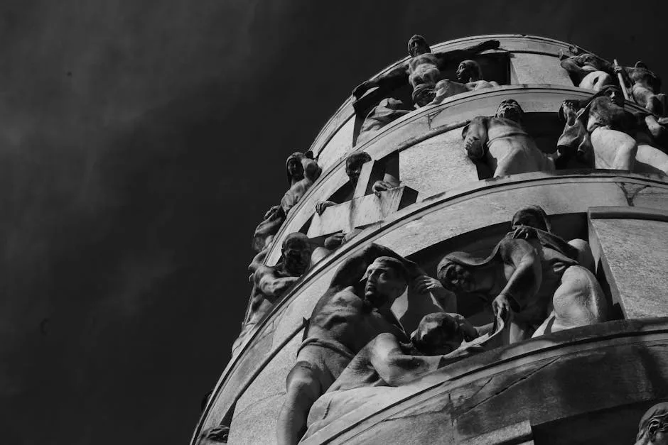 Colonne cylindrique ornée de sculptures humaines en bas-relief à Milan