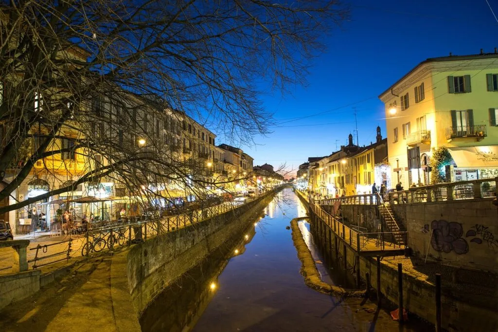 Canal des Navigli à Milan illuminé au crépuscule avec cafés