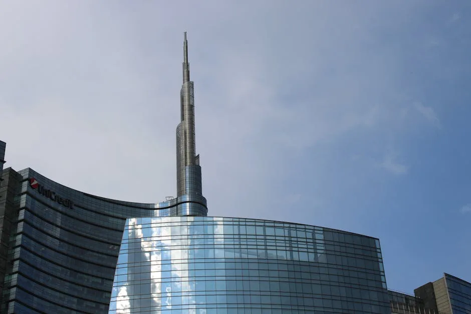 Gratte-ciel Unicredit en verre reflétant le ciel, quartier Porta Nuova, Milan