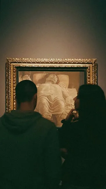 Deux visiteurs devant un tableau religieux au musée de Milan