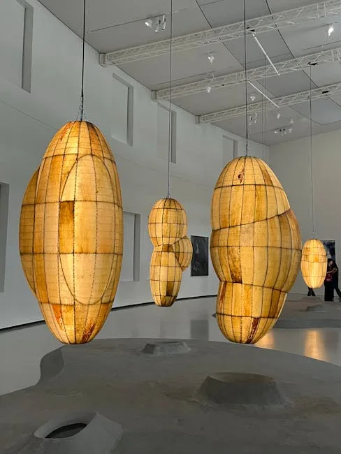 Installations lumineuses suspendues dans une galerie d'art contemporain de Milan