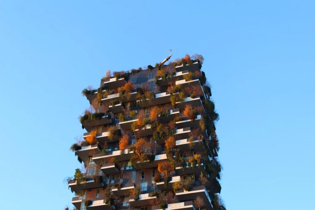 Tour végétalisée aux balcons remplis d'arbres, Milan