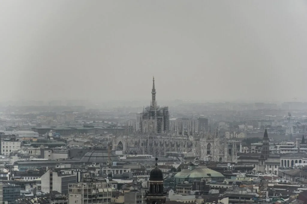 Vue aérienne du Duomo de Milan sous ciel brumeux