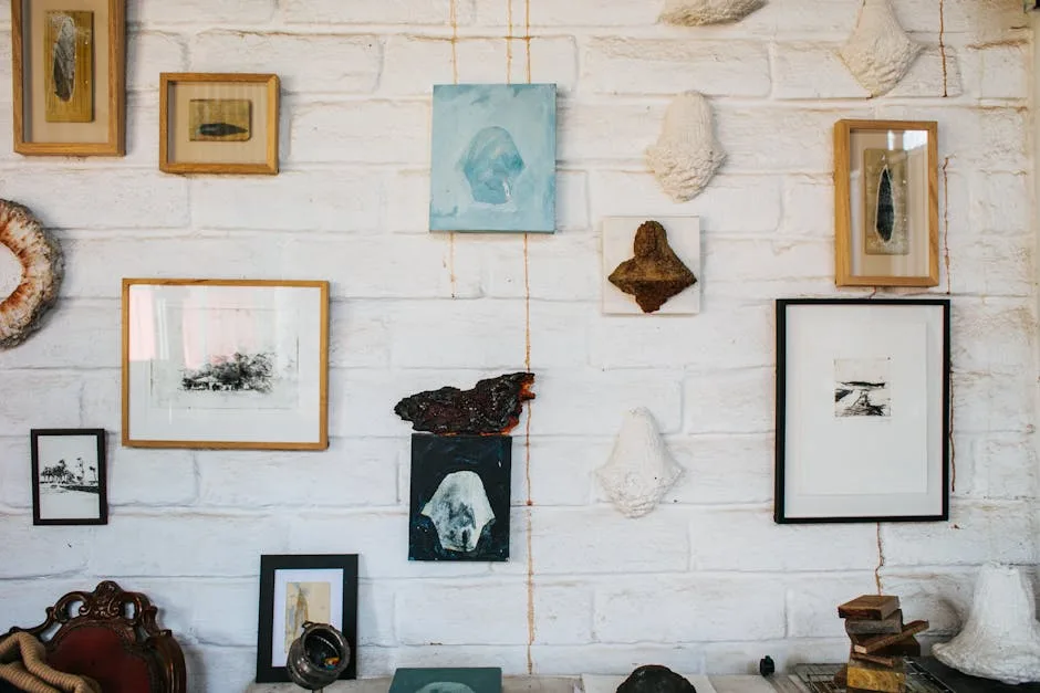 Mur en briques blanches avec tableaux et objets d'art dans concept store milanais