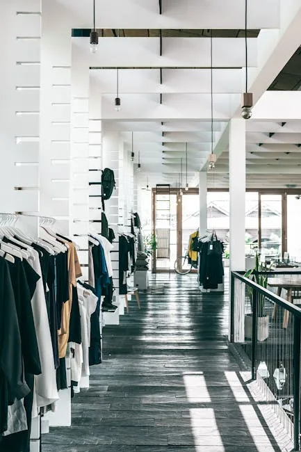 Intérieur de showroom minimaliste à Milan avec vêtements suspendus