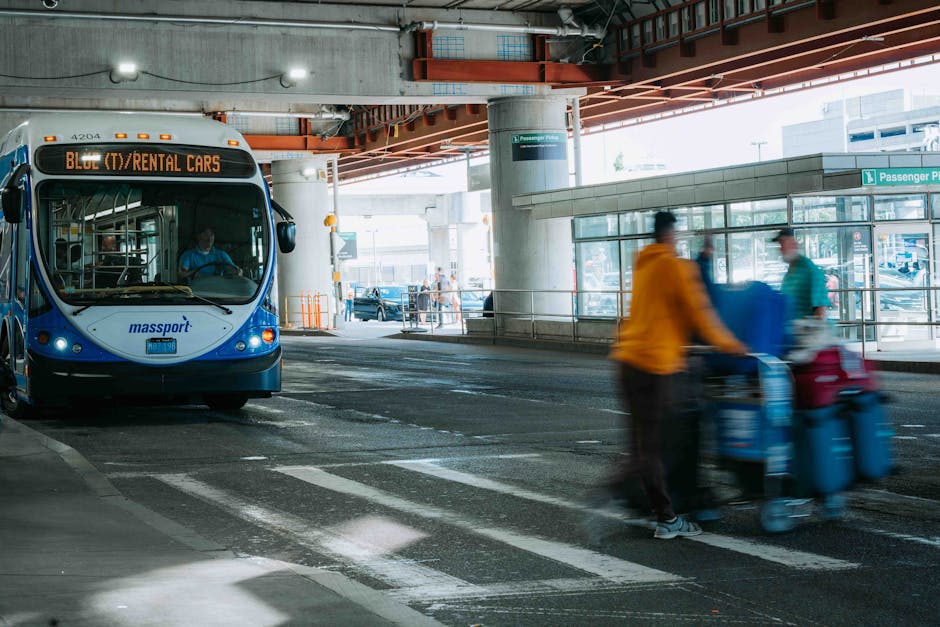 Shuttlebus an Abfahrtzone, Reisende mit Gepäck am Flughafen Mailand