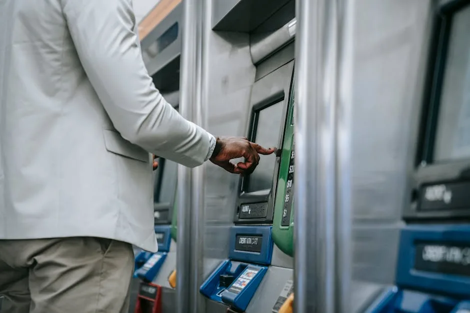 Main appuyant sur écran de distributeur de tickets à Milan