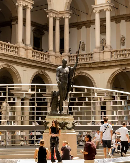 Cour intérieure milanaise avec grande statue et visiteurs assis.
