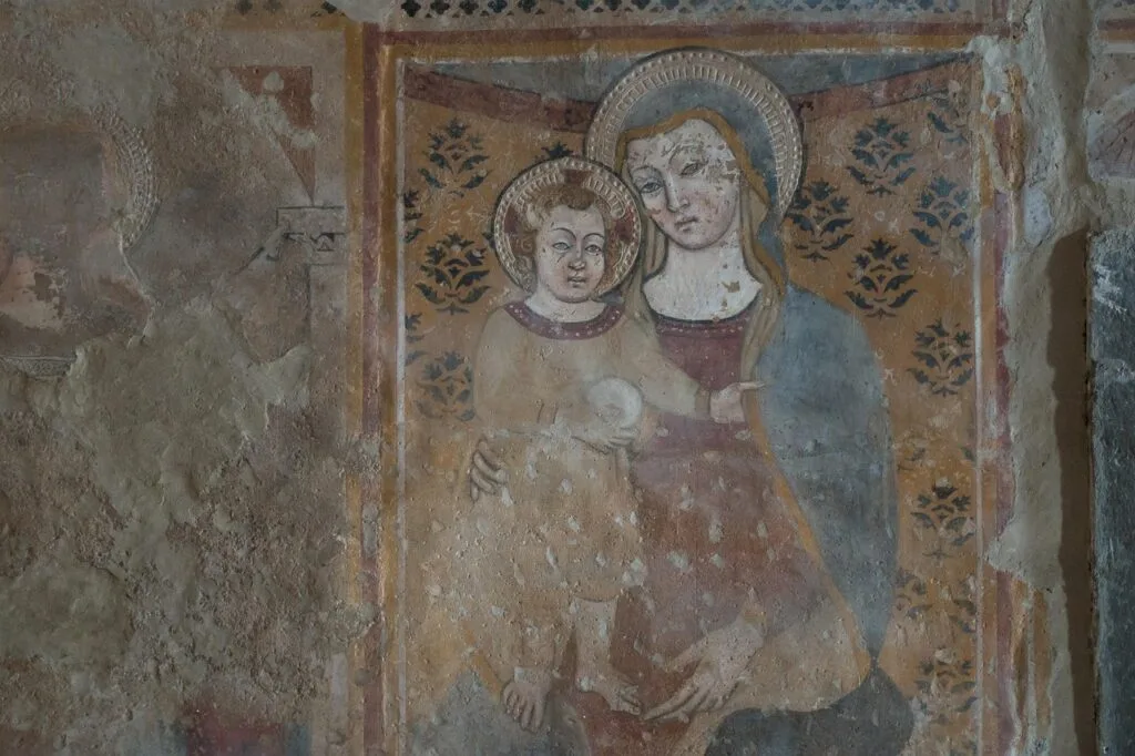 Fresque ancienne de la Vierge et l'Enfant dans une crypte milanaise