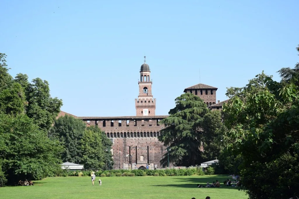 Vue du château des Sforza à Milan depuis la pelouse du parc.