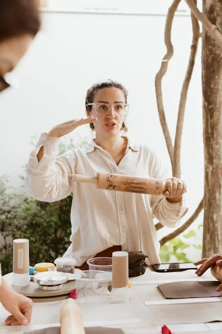 Femme expliquant avec un rouleau à pâtisserie lors d'un atelier culinaire à Milan.