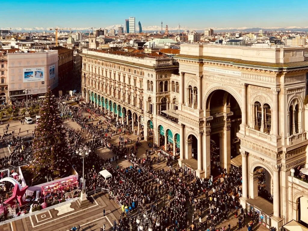 Vue aérienne de la Galleria et de la foule sur la Piazza del Duomo, Milan