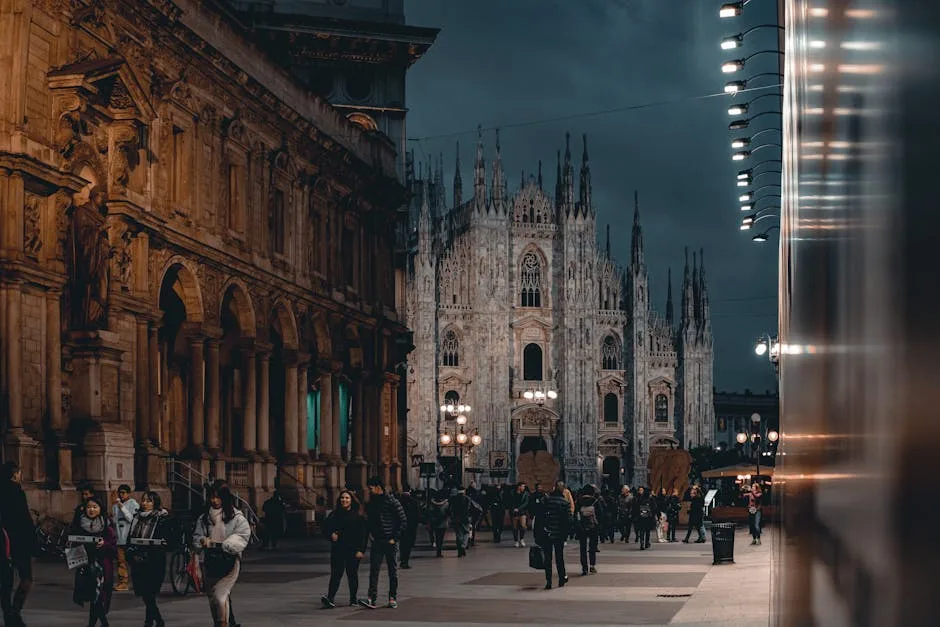 Le Duomo de Milan éclairé, foule se promenant sur la piazza.