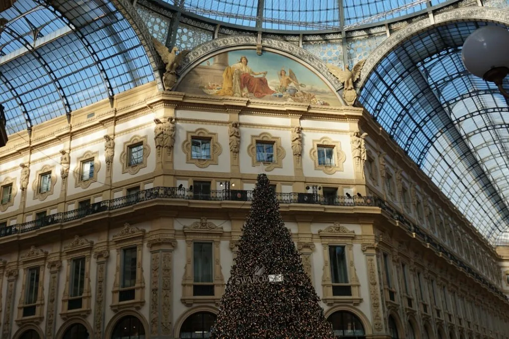 Intérieur de la Galleria Vittorio Emanuele II à Milan, sapin illuminé.