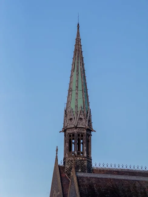 Flèche élancée avec toiture verte et ciel bleu à Milan
