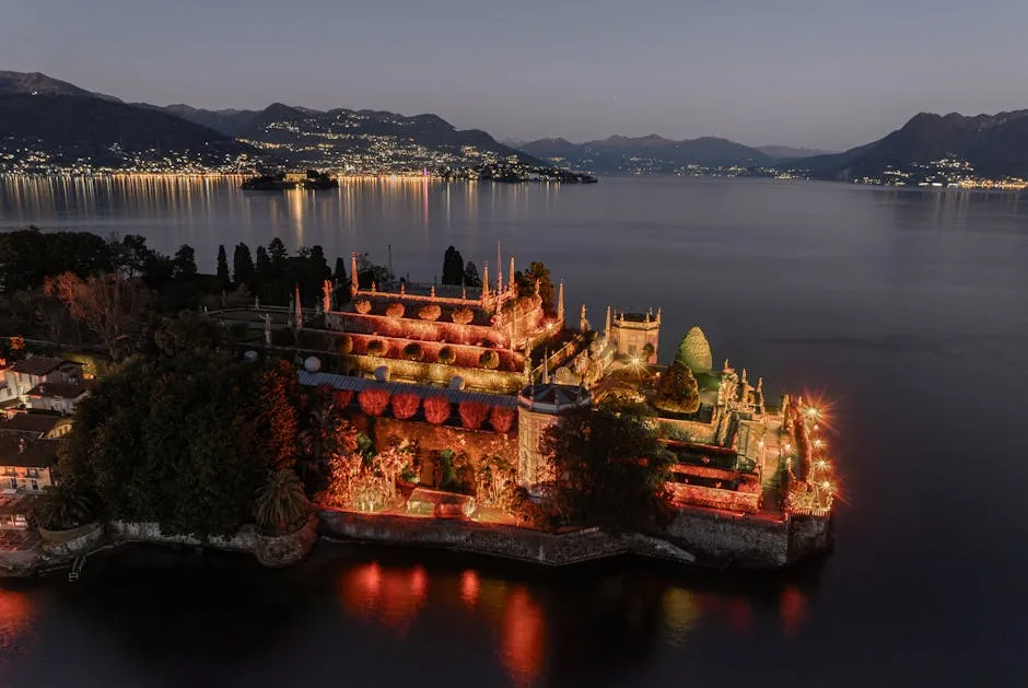 Île illuminée avec palais et jardins sur le lac de Côme la nuit