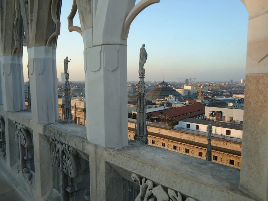 Vue sur Milan depuis les arcades et statues du Duomo