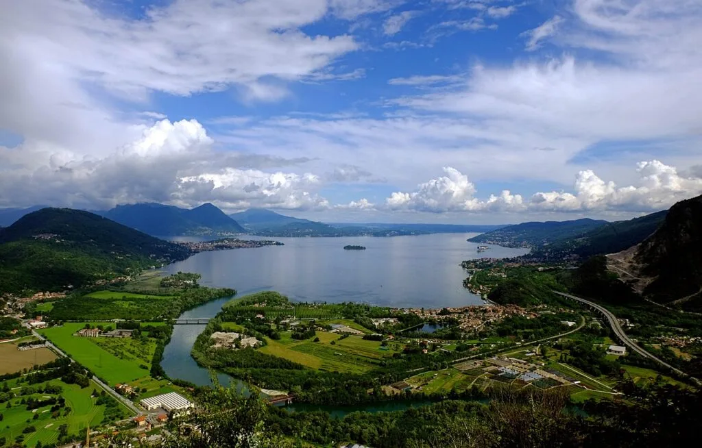 Vue panoramique aérienne d'un grand lac près de Milan, île centrale