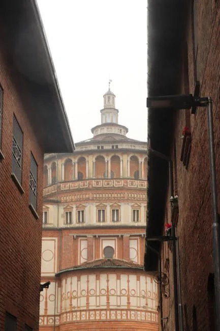 Abside de l'église Santa Maria delle Grazie vue entre ruelles