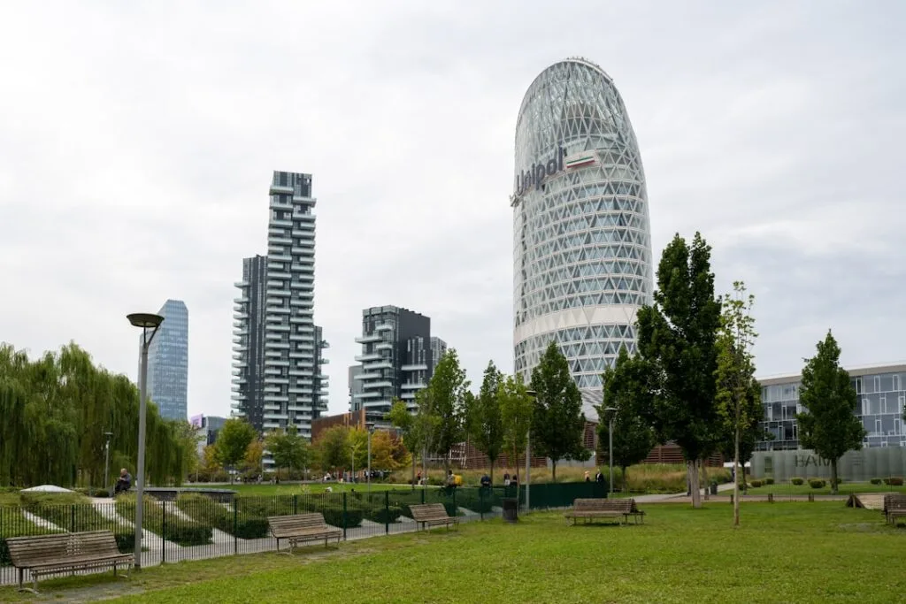 Parc urbain devant tours modernes du quartier contemporain de Milan